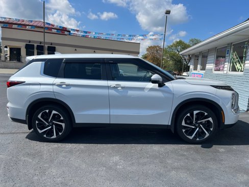 Used 2022 Mitsubishi Outlander SE image 2