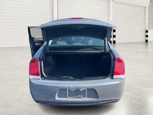 Used 2019 Chrysler 300 Touring w/ Chrome Appearance Package image 11