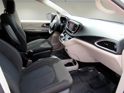 Used 2022 Chrysler Voyager LX image 28