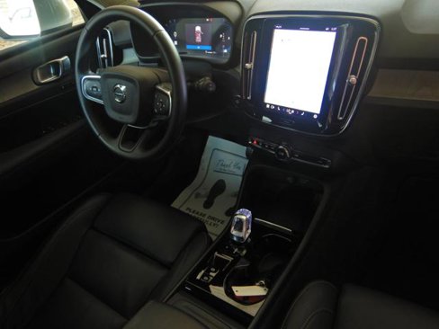 Used 2025 Volvo XC40 B5 Plus image 19