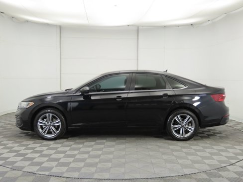 Certified 2024 Volkswagen Jetta SE image 9