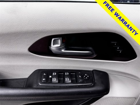 Used 2018 Chrysler Pacifica Limited image 15