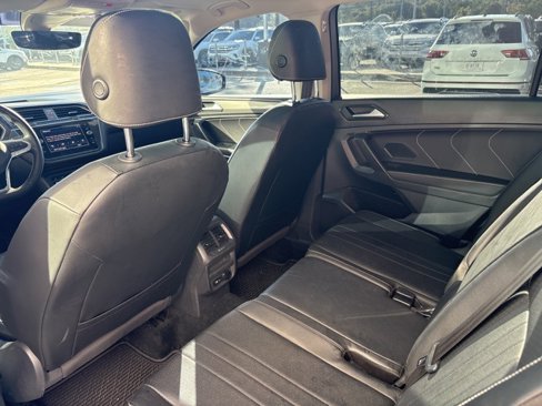 Used 2022 Volkswagen Tiguan SE w/ Panoramic Sunroof Package image 16