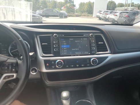 Used 2018 Toyota Highlander XLE image 17
