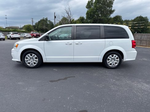 Used 2018 Dodge Grand Caravan SE w/ UConnect Hands-Free Group image 2