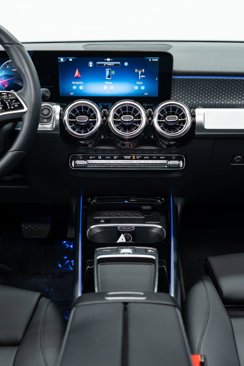 Used 2024 Mercedes-Benz GLB 250 4MATIC w/ Driver Assistance Package image 22