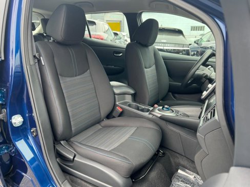 Used 2025 Nissan Leaf S image 31