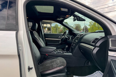Used 2018 Ford Explorer XLT w/ Equipment Group 202A image 11