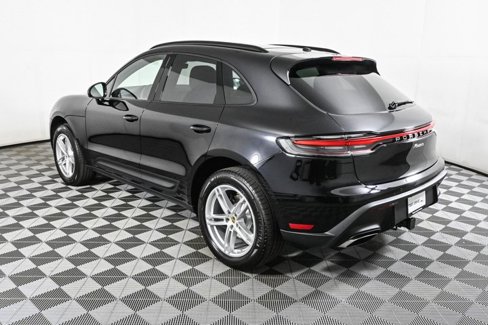 Certified 2025 Porsche Macan image 3