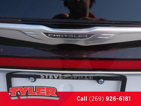 Used 2023 Chrysler Pacifica Touring-L image 16