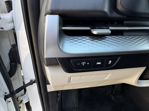 Used 2022 Kia Carnival LX image 12