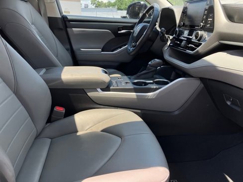 Used 2020 Toyota Highlander XLE image 43