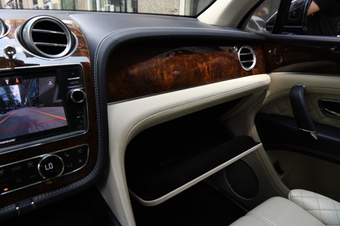 Used 2018 Bentley Bentayga image 17