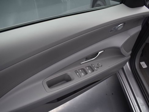 Used 2025 Hyundai Elantra SE image 13