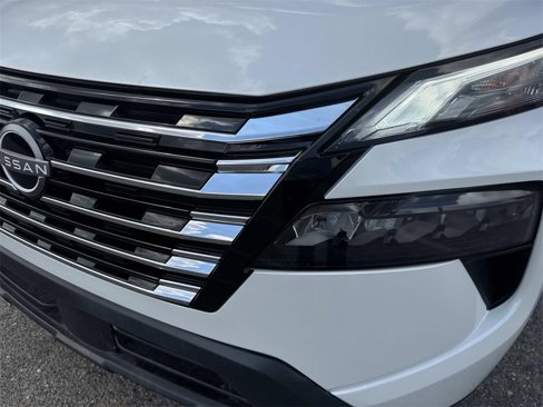 Used 2024 Nissan Rogue SV image 3