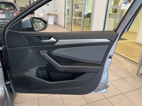 Used 2025 Volkswagen Jetta SE image 22