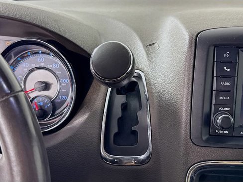Used 2016 Chrysler Town & Country Touring image 19