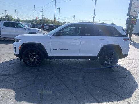 Used 2024 Jeep Grand Cherokee Altitude image 7