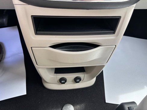 Used 2016 Chrysler Town & Country Touring image 39