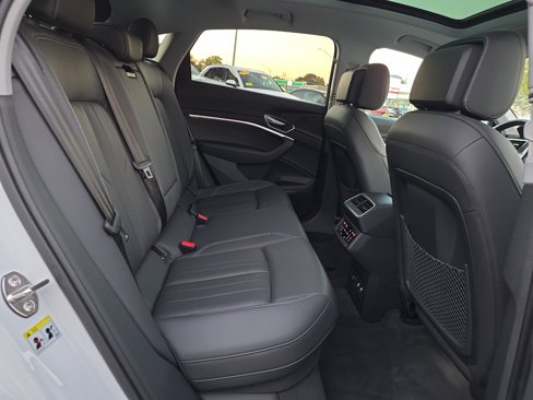 Used 2022 Audi e-tron Premium Plus w/ Premium Plus Package image 44
