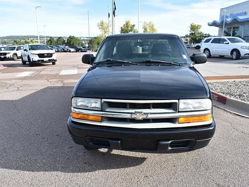 Used 2001 Chevrolet S10 Pickup LS w/ Preferred Equipment Group image 2