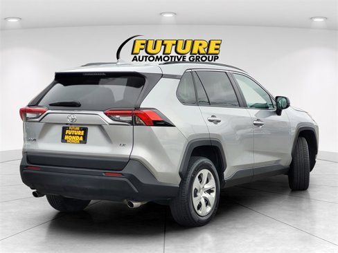 Used 2021 Toyota RAV4 LE image 4