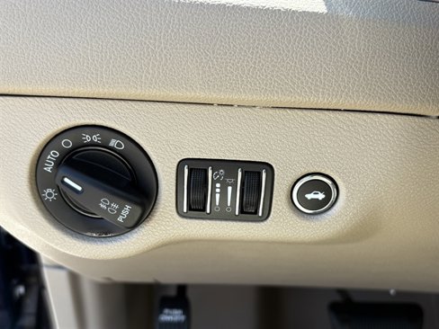 Used 2014 Chrysler 300 C w/ Beats Audio Group image 27