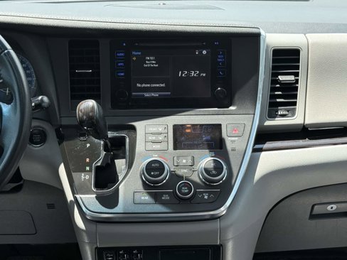 Used 2017 Toyota Sienna XLE image 44