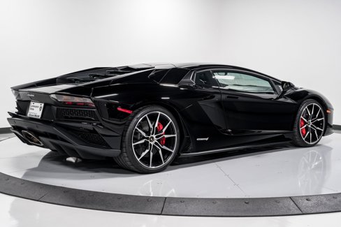 Used 2017 Lamborghini Aventador S image 3