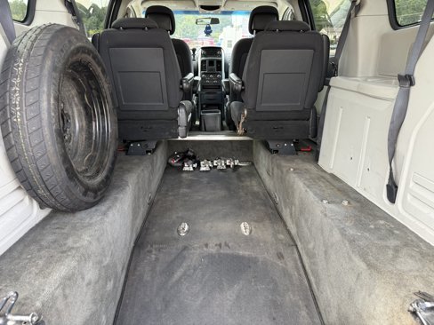 Used 2010 Dodge Grand Caravan SE image 26