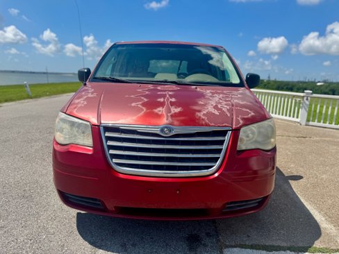 Used 2009 Chrysler Town & Country LX image 2