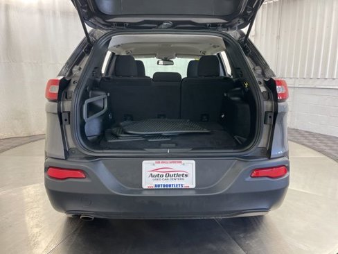 Used 2017 Jeep Cherokee Latitude w/ Cold Weather Group image 7