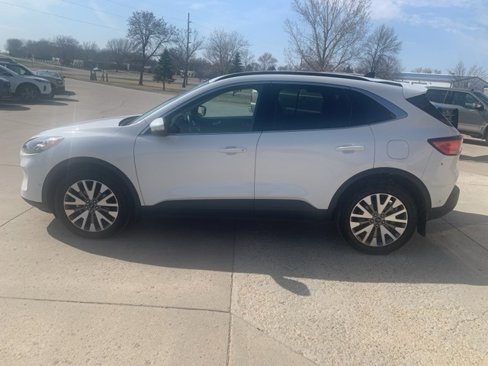Used 2020 Ford Escape Titanium image 4