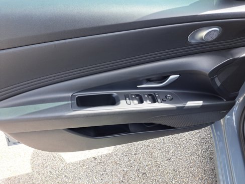 Used 2022 Hyundai Elantra Limited image 11