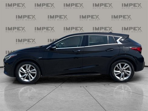 Used 2019 INFINITI QX30 image 2