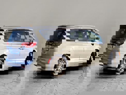 Used 2022 Chrysler Voyager LX image 4