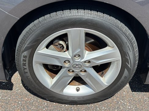 Used 2014 Toyota Camry L image 11