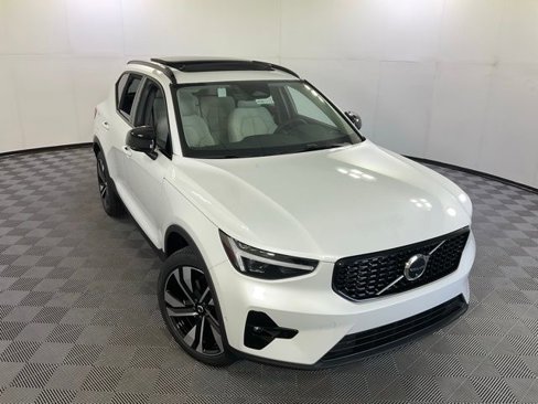 New 2025 Volvo XC40 B5 Plus w/ Protection Package Premier image 40