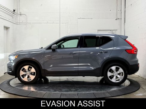 Used 2021 Volvo XC40 T5 Momentum image 5
