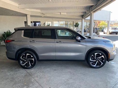 Used 2024 Mitsubishi Outlander SE image 2
