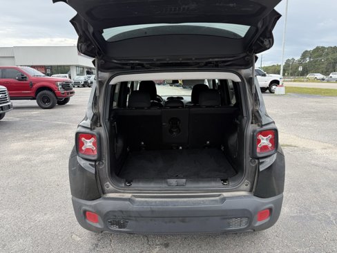 Used 2018 Jeep Renegade Latitude w/ Popular Equipment Group image 5