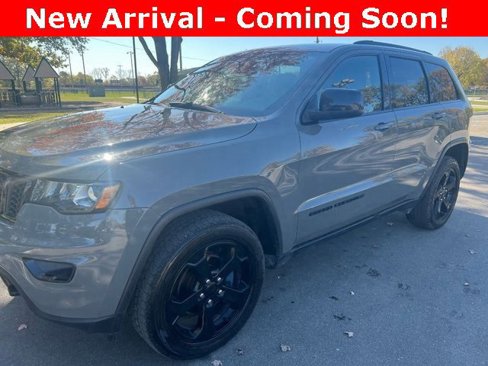 Used 2020 Jeep Grand Cherokee Laredo image 1