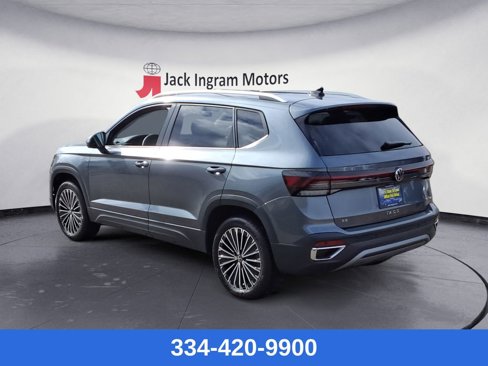 Used 2025 Volkswagen Taos SE w/ Panoramic Sunroof Package image 3
