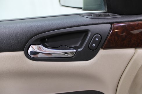 Used 2011 Chevrolet Impala LTZ image 8