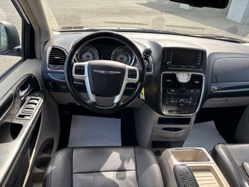 Used 2016 Chrysler Town & Country Touring image 15