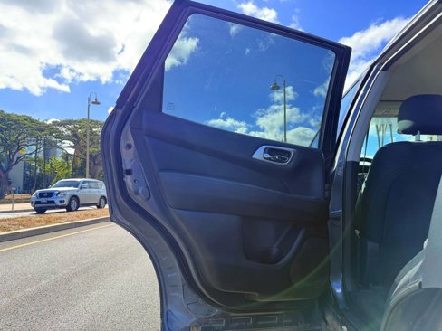 Used 2018 Nissan Pathfinder S image 17