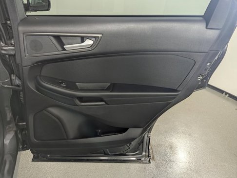 Used 2018 Ford Edge SE image 25