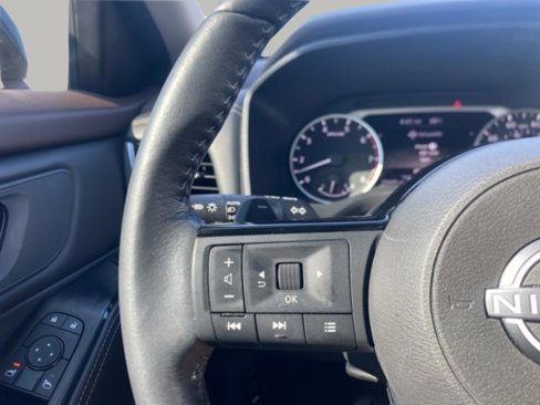 Used 2022 Nissan Rogue SV image 16