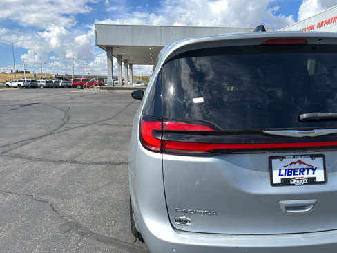 Used 2023 Chrysler Pacifica Touring-L image 4