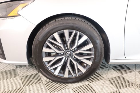 Used 2024 Nissan Altima 2.5 SV image 16